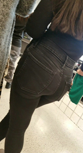 商场包臀黑牛仔裤洋妞