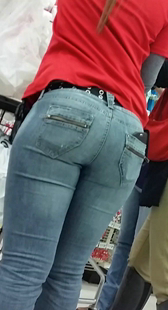 超市灰牛仔紧臀妹子