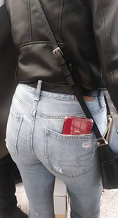 街拍包臀灰牛仔美女