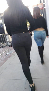 街拍紧身黑牛仔洋妞