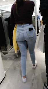 服装店超紧灰牛仔宽臀妹子