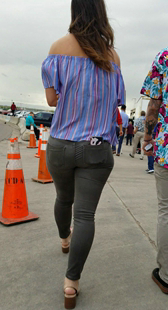 街拍紧身黑牛仔美女