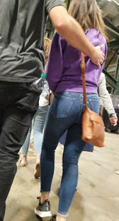 商场紧身蓝牛妹子