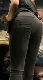 大翘臀黑牛仔服务员美女