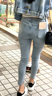 紧身灰牛仔洋妞小妹