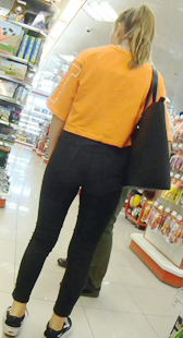 超市紧身黑牛仔妹子