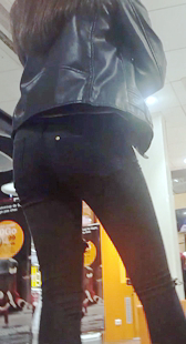 超市包臀黑牛仔裤长腿妹子