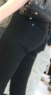 侧拍翘臀黑牛仔裤妹子