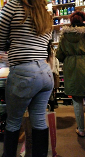 商场包臀紧牛仔长发少妇