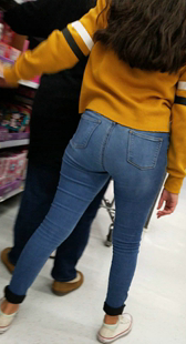 超市紧身牛仔裤长发妹子