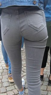 街拍灰牛仔深沟小姐姐