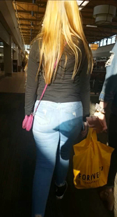 金发紧身包臀牛仔裤少妇