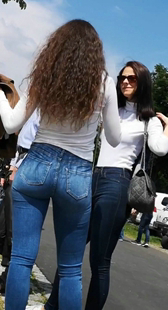 牛仔小美女不敢靠太近