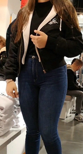 商场紧身牛仔裤重口味妹子