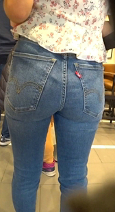 商场超紧牛仔裤少妇