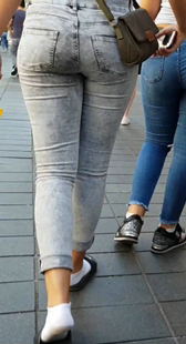 街拍灰紧包臀牛仔裤