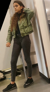 紧身包臀牛仔裤长发小姐姐