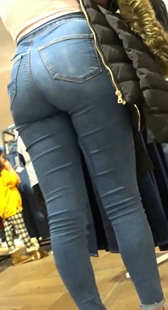 服装店翘臀蓝牛高挑少妇