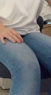 性感牛仔裤妹子和我对面坐