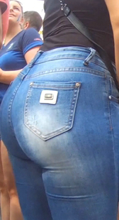 侧拍大翘臀牛仔裤大妈