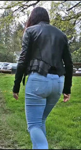 公园街拍包臀牛仔裤少女