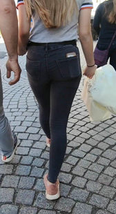 街拍黑牛仔包臀少女