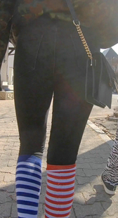 街拍重口味黑牛仔裤少妇