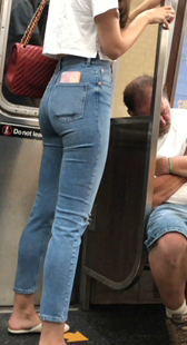 侧拍公交车紧身牛仔裤