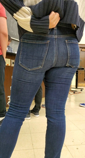 紧身牛仔饱满丰臀妹子