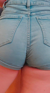 街拍超紧牛仔宽臀少妇