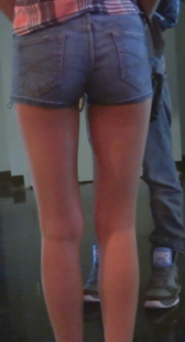 街拍性感长腿热裤少妇