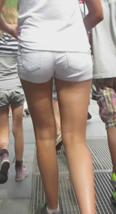 紧身白牛包臀少妇