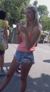 街拍牛仔热裤小金毛