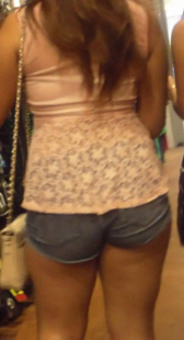 商场紧身包臀牛仔少妇