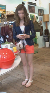 热裤小妹就知道玩手机