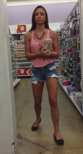 商场热裤牛仔小妹