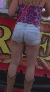 大屁股紧牛热裤