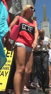 街拍白色牛仔热裤