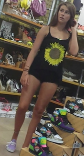 鞋店紧身热裤小妹