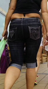 重口味牛仔热裤宽大臀大妈