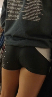 包臀斑点热裤子