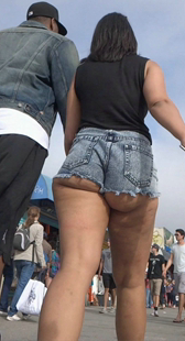 街拍露半个屁股了