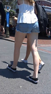 街拍翘臀热裤小妹