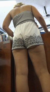 白热裤大长腿少妇