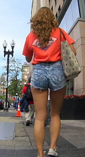 跟拍牛仔热裤小少妇