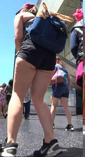 紧身包臀黑热裤少妇