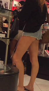 鞋店包臀热裤小妹