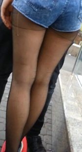 长腿黑丝短裤妹子
