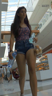 高挑牛仔短裤熟妇