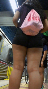 地铁黑热裤熟女